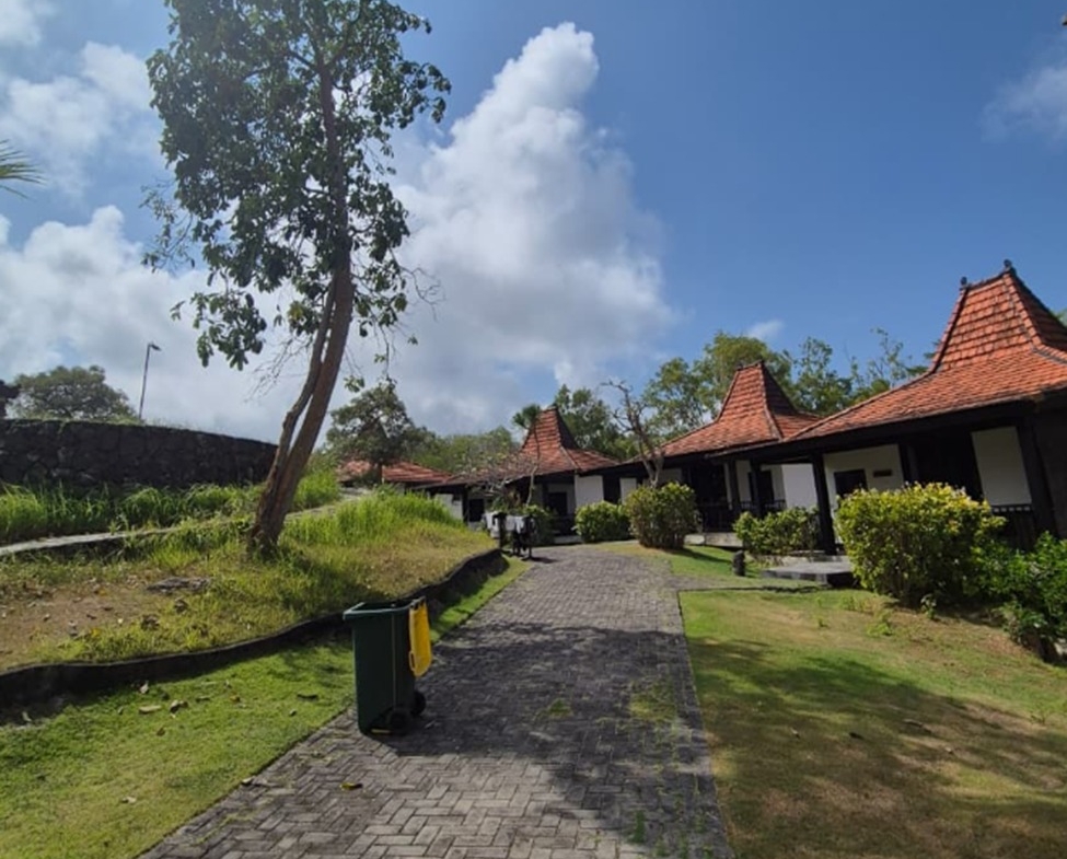 Freehold land in Melasti, Bali: garden and pavilion with a traditional tiled roof on the property