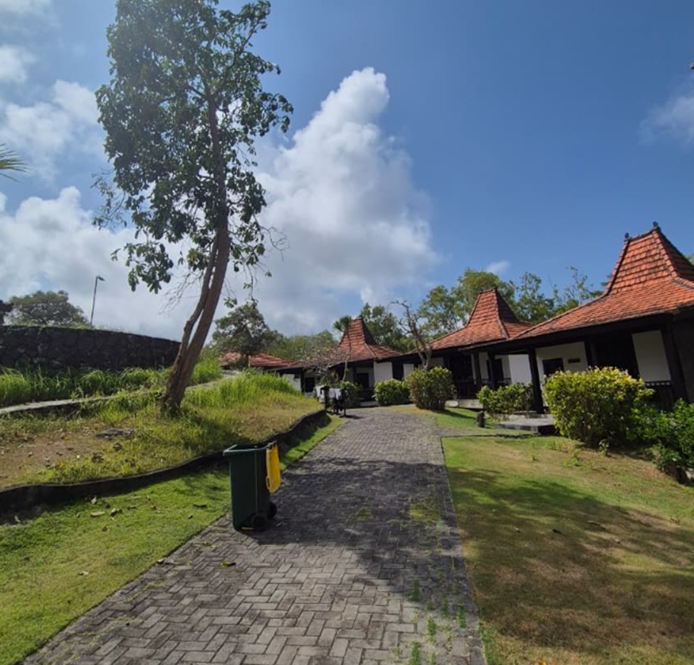 Freehold land in Melasti, Bali: garden and pavilion with a traditional tiled roof on the property