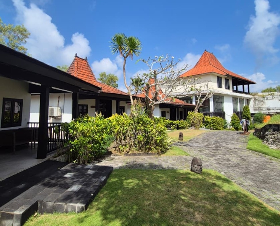 Freehold land in Melasti, Bali: courtyard and existing single-storey buildings on the plot