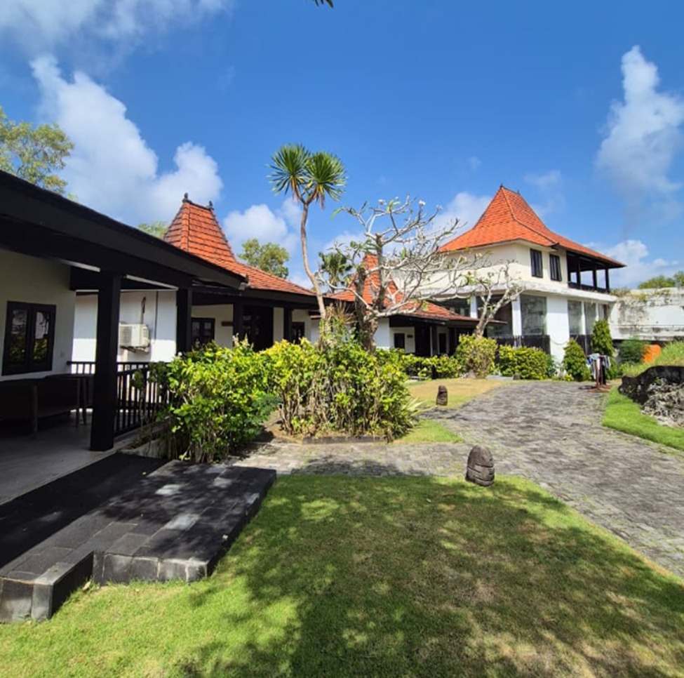 Freehold land in Melasti, Bali: courtyard and existing single-storey buildings on the plot