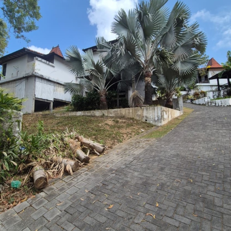 Freehold land in Melasti, Bali: paved driveway beside an existing building on the plot