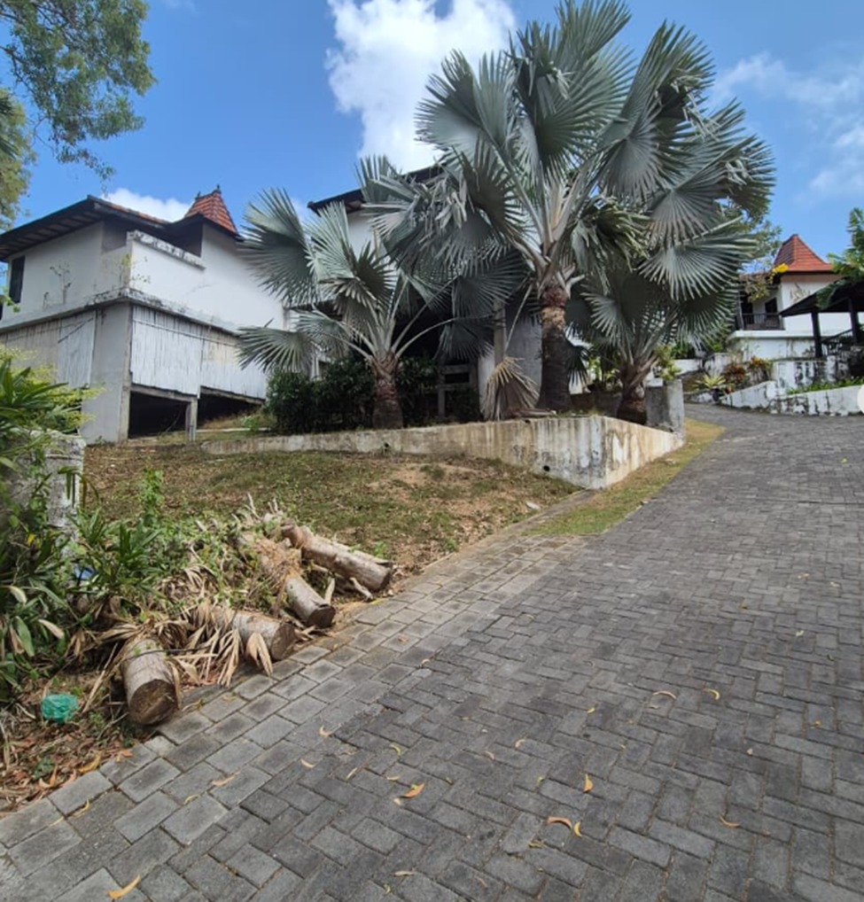 Freehold land in Melasti, Bali: paved driveway beside an existing building on the plot